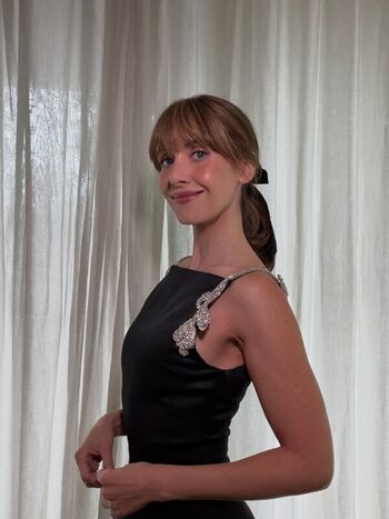 Full leaked Alison brie private photo