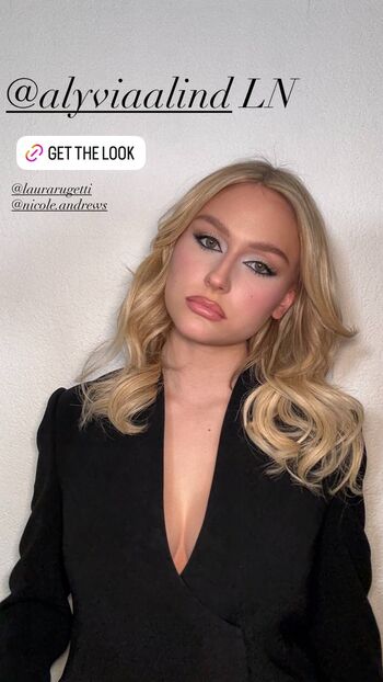 Full leaked Alyvia alyn lind page private onlyfans photo