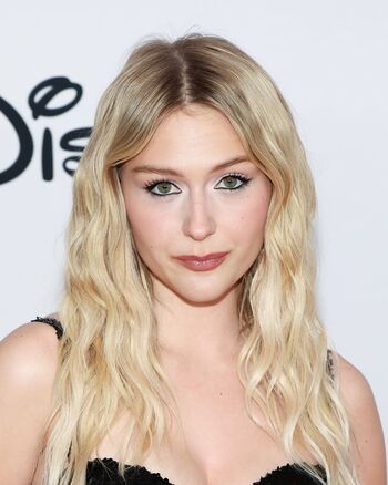 Alyvia Alyn Lind