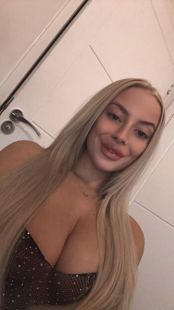 Full leaked Amyellerington private photo