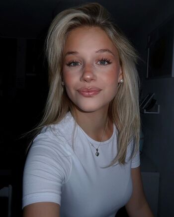 Full leaked Annaaaurelia private onlyfans photo