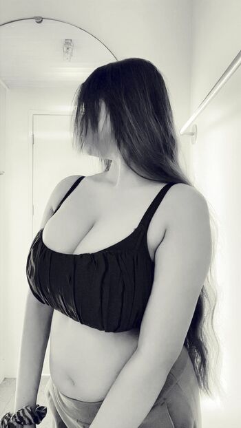 Full leaked Anushka solanki private photo