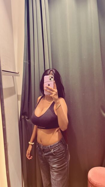 Full leaked Anushka solanki private photo