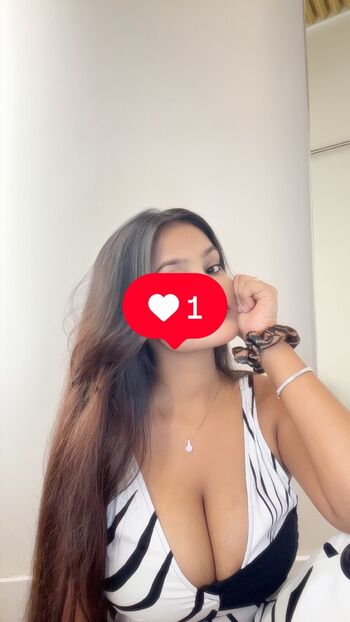 Full leaked Anushka solanki private photo