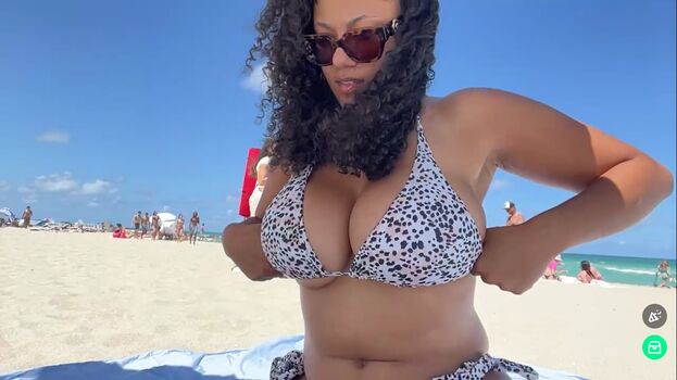 Full leaked Ari v private photo