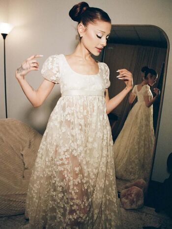 Full leaked Ariana grande private photo