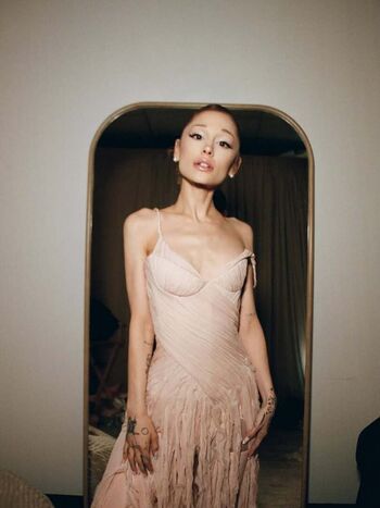 Full leaked Ariana grande private photo