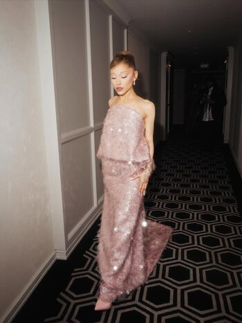 Full leaked Ariana grande private photo