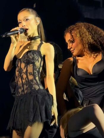 Full leaked Ariana grande private photo