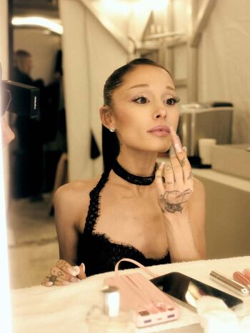 Full leaked Ariana grande  page private photo