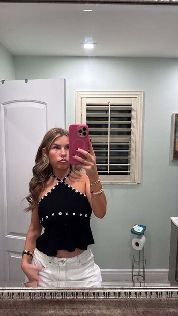 Full leaked Ariana white page private onlyfans photo