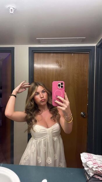 Full leaked Ariana white page private onlyfans photo