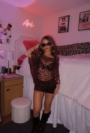 Full leaked Ariana white page private onlyfans photo