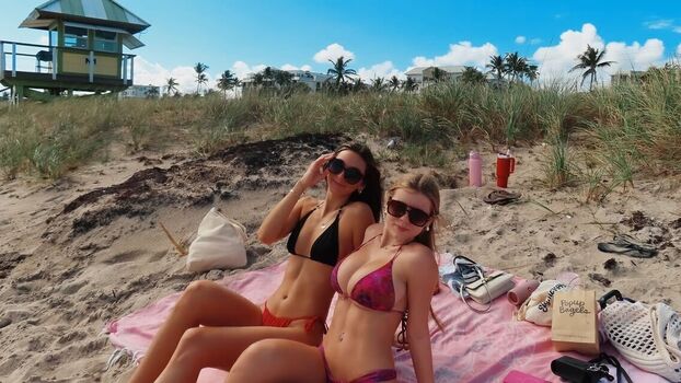 Full leaked Ariana white page private onlyfans photo