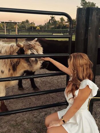 Full leaked Ariana white page private onlyfans photo