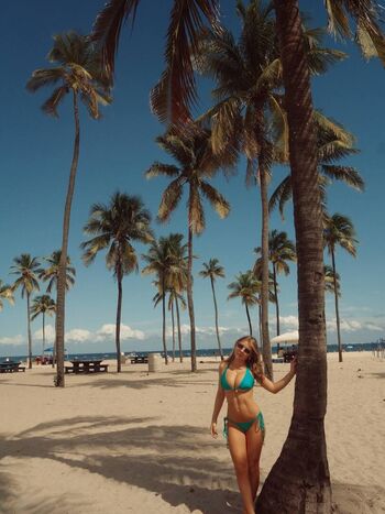 Full leaked Ariana white page private onlyfans photo