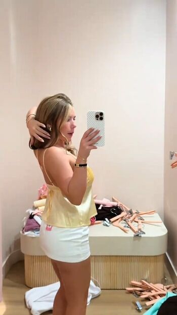 Full leaked Ariana white page private onlyfans photo