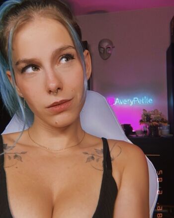 Full leaked Avery petite private photo