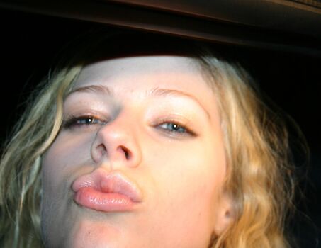 Full leaked Avril lavigne private photo