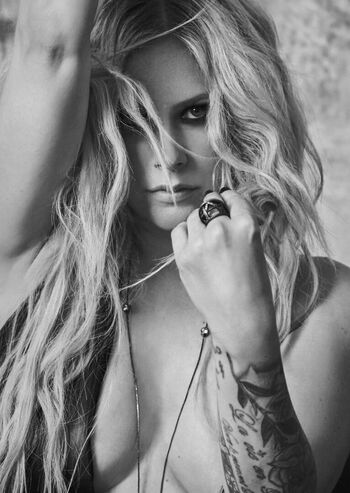 Full leaked Avril lavigne private photo