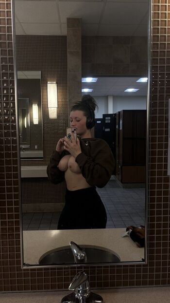 Full leaked Badlilbunny private onlyfans photo