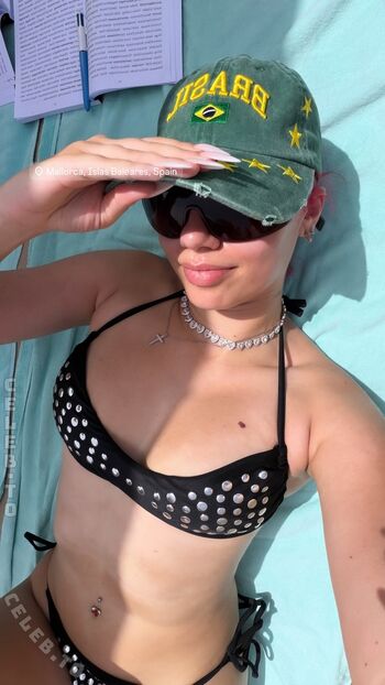 Full leaked Badmomzjay private photo