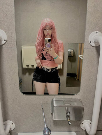 Full leaked Beezleneezle page private onlyfans photo