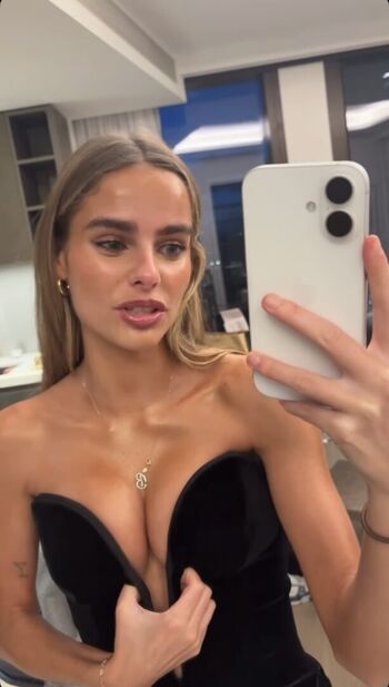 Full leaked Bella lindsayx private onlyfans photo