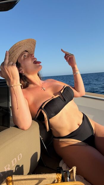 Full leaked Bella thorne private onlyfans photo