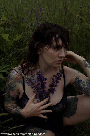 Full leaked Bettie bondage page private photo