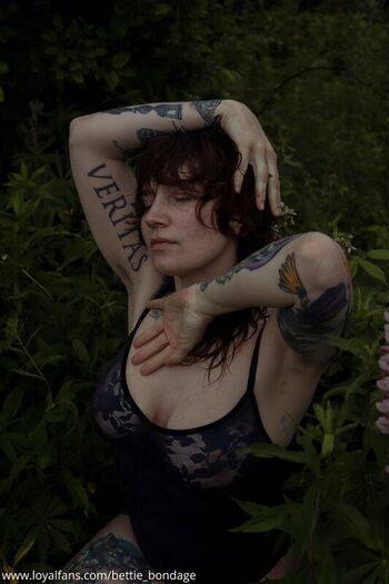 Full leaked Bettie bondage page private photo