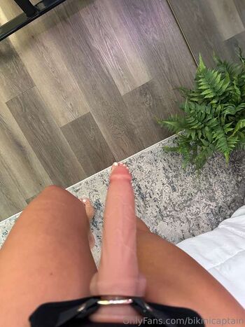Full leaked Bikinicaptain private photo