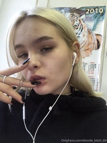 Full leaked Blonde bitch private photo