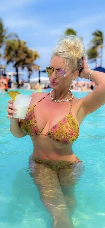 Full leaked Blondie mom bay private photo
