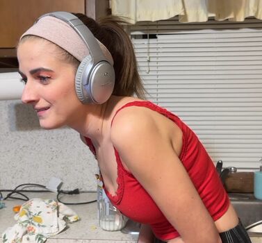 Caitlin Marie Reacts