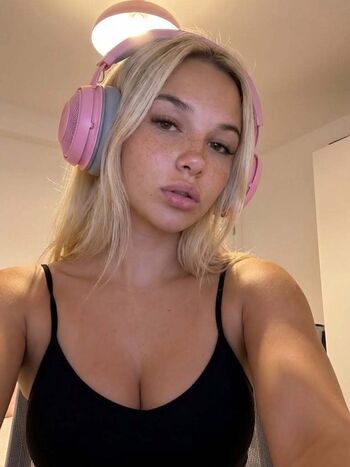 Full leaked Carlypurrsxo private photo
