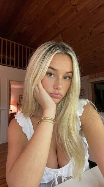 Full leaked Carlypurrsxo private photo