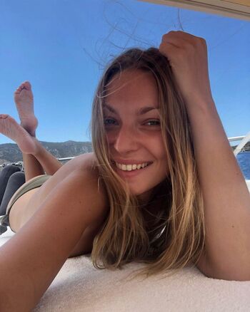 Full leaked Ccile fourrier private onlyfans photo