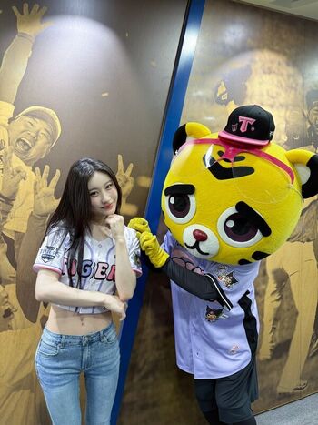 Full leaked Chaeryeong private photo