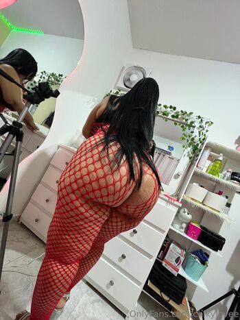 Full leaked Chikylovee private onlyfans photo