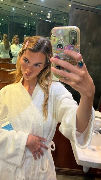 Full leaked Chloe east private photo