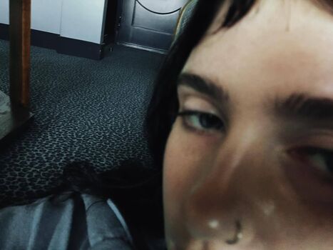 Full leaked Clairo private photo