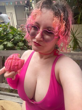 Full leaked Cokebottle thunderthighs private photo