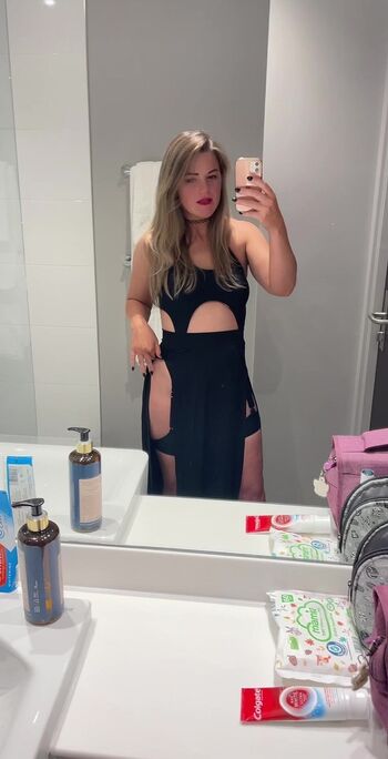 Full leaked Courtney pose private photo