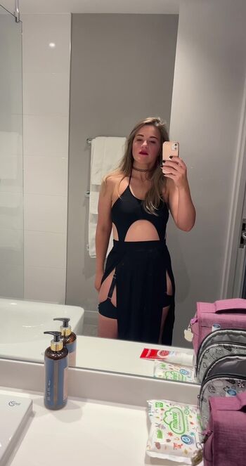 Full leaked Courtney pose private photo