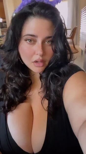 Full leaked Curvygoddess private photo
