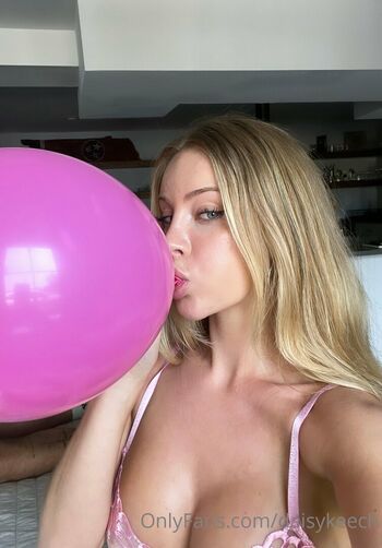 Daisy Keech