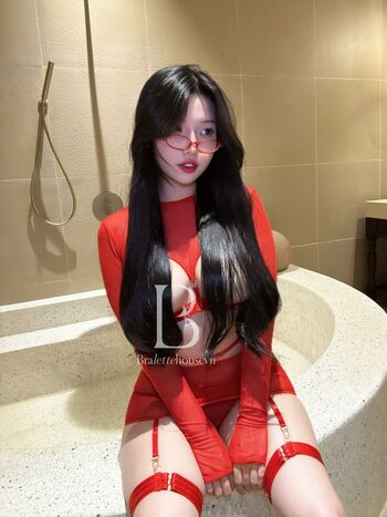 Full leaked Duyenn hipp page private photo