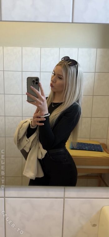Full leaked E blondie private photo