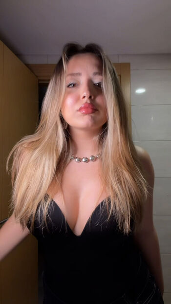 Full leaked Elanur private onlyfans photo